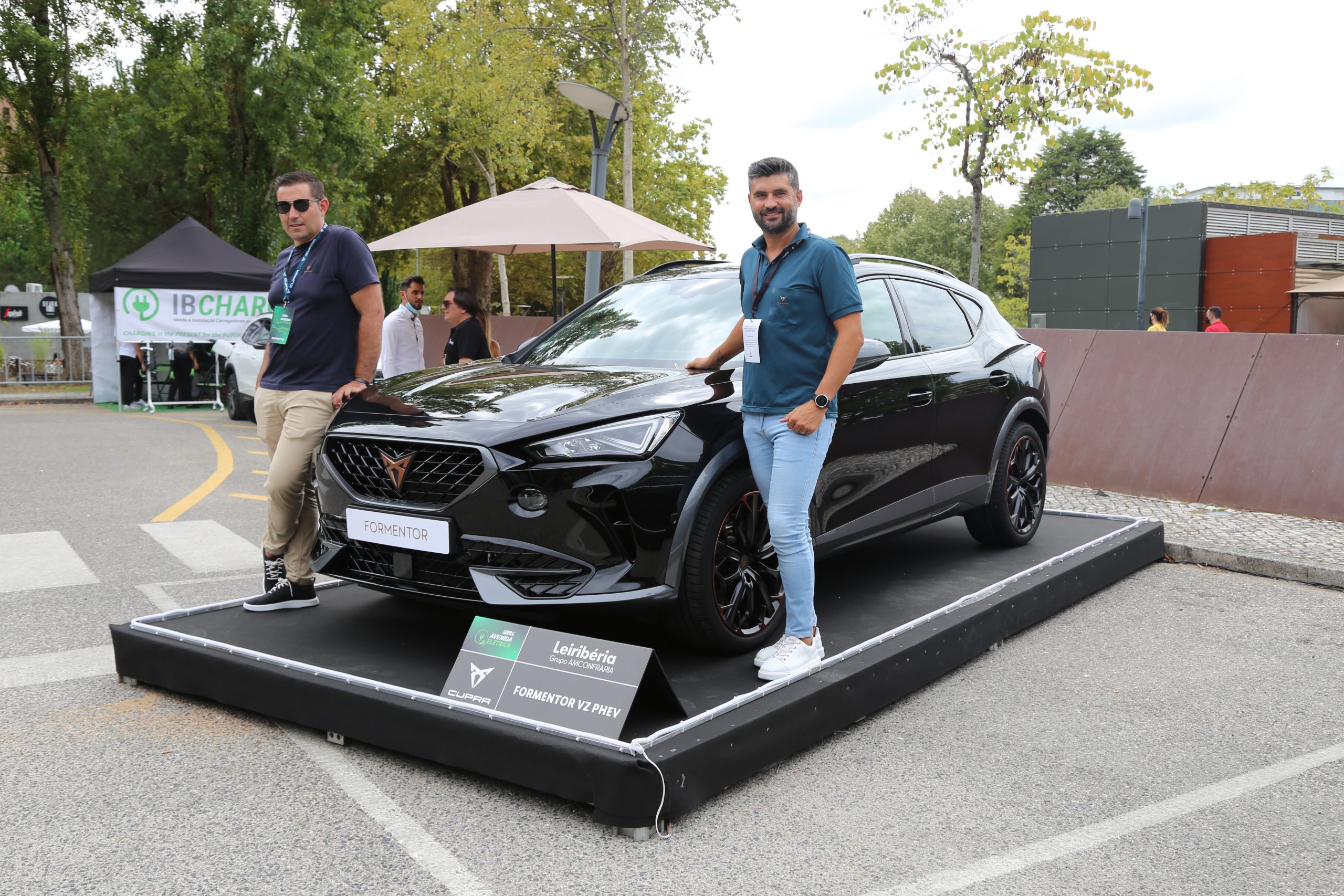 CUPRA Master Hugo Patrocínio e Chefe de Vendas Hugo Gomes junto do CUPRA Formentor e-Hybrid na Avenida Elétrica 2021