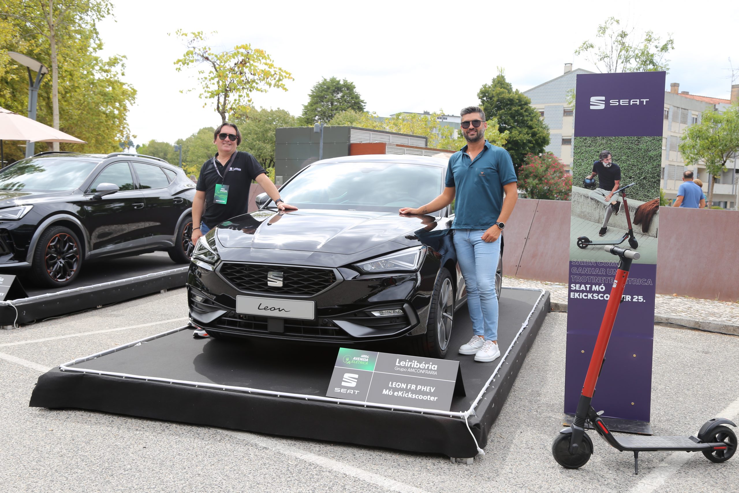 Assessor de Vendas Luís Gouveia e Chefe de Vendas Hugo Gomes junto ao SEAT Leon e-Hybrid na Avenida Elétrica 2021